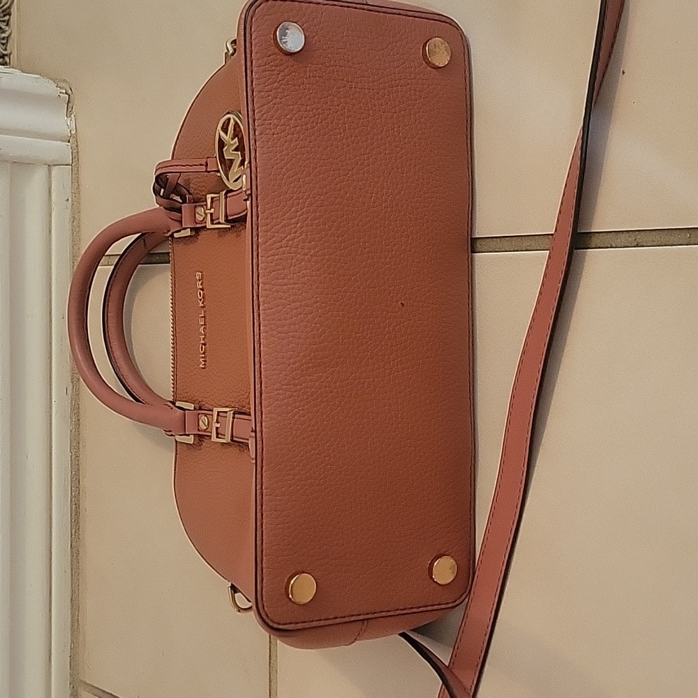 Michael Kors Salmon color leather bag with long strap - Picture 4 of 5